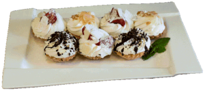 BABECZKA DEKORACYJNA - Krucha babeczka wypełniona bitą śmietaną z owocami na wierzchu.