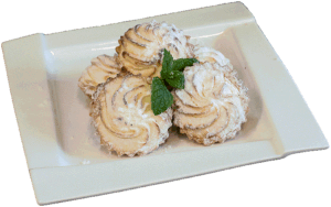 BABECZKA Z SEREM - Krucha babeczka wypełniona serem z odrobiną powideł obsypana cukrem pudrem.