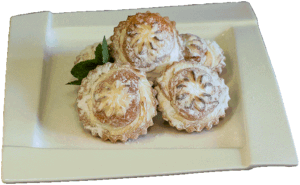 BABECZKA Z SEREM I MORELĄ - Krucha babeczka wypełniona serem i nadzieniem morelowym obsypana cukrem pudrem.