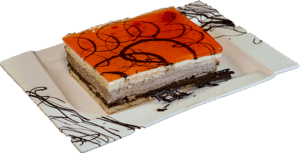 BAJECZNE - Jasny biszkopt przełożony masą czekoladową z chrupkami i masą kakaową oraz pomarańczową galaretką.