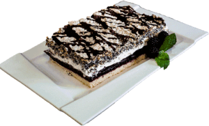 BISKUPIE - Jasny biszkopt z nadzieniem o smaku owoców leśnych, kremem śmietankowym i bezą z makiem.