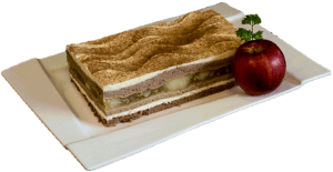 CYNAMONOWY KAPRYS - Biszkopt cynamonowy przełożony jabłkiem i kremem śmietankowym.