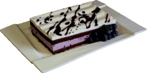 GUMIŚ - Ciemny biszkopt przełożony masą śmietanową połączoną z nadzieniem jagodowym.