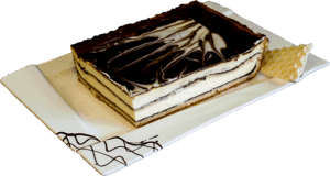 KOSTKA SEROWA - Jasny biszkopt przełożony masą serową i czekoladą.