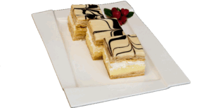 KREMÓWKA - Ciasto francuskie przełożone masą budyniową i bitą śmietaną oblane polewą o smaku kawowym.