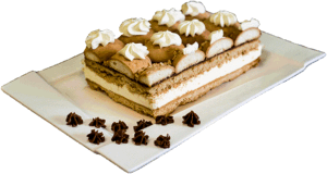 KRÓWKA - Spód miodowy z kremem śmietankowym przełożony karmelem z biszkopcikami.