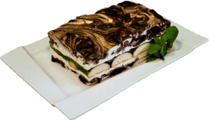 MARMUREK - Jasny biszkopt połączony z ciemnym biszkoptem, przełożony kremem waniliowym oraz biszkopcikami z galaretką agrestową.