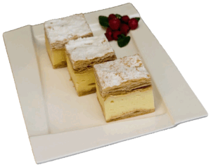 NAPOLEONKA - Ciasto francuskie przełożone masą budyniową z wierzchu obsypane pudrem.