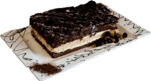 RODZYNKOWIEC - Ciemny biszkopt z kremem ananasowym, wiórkami kokosowymi oraz oblanymi czekoladą rodzynkami nasączonymi alkoholem.