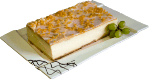 SERNIK FIRMOWY - Sernik na spodzie z herbatników z pomadą i skórką pomarańczową.