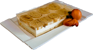 ŚLIMAK Z MORELĄ - Jasny biszkopt z warstwą bitej śmietany z kawałkami moreli i zatopionymi w galaretce roladkami biszkoptowymi o smaku morelowym.