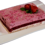 ŚMIETANOWIEC TRUSKAWKOWY - Jasny biszkopt przełożony warstwą śmietany zmiksowanej z truskawkami i galaretką truskawkową.