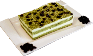SZPINAKOWE - Ciasto szpinakowe przełożone kremem śmietanowym posypane żurawiną.