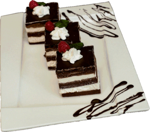 WZ - Biszkopt czekoladowy przełożony bitą śmietaną i cieniutką warstwą powideł, oblany czekoladą udekorowany różyczką z bitej śmietany.