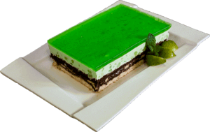ZIELONE JABŁUSZKO - Jasny i ciemny biszkopt przełożony masą czekoladową z kawałkami herbatników i orzechów, warstwą masy śmietankowej z kawałkami jabłek.